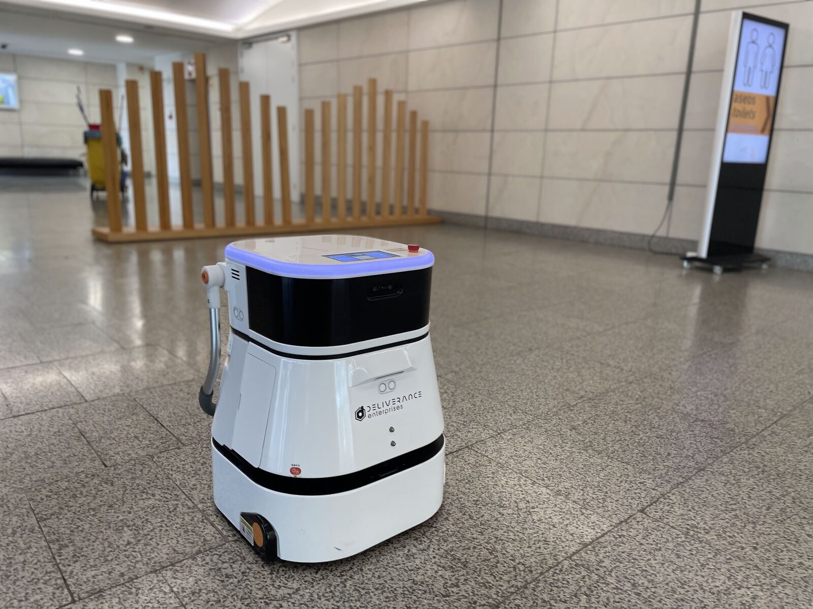 Cleaning robot