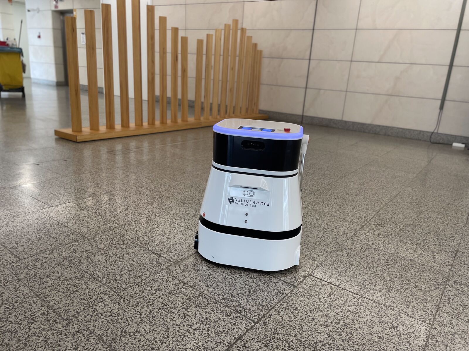 Cleaning robot in service in the vestibule of the Palacio de Congresos.